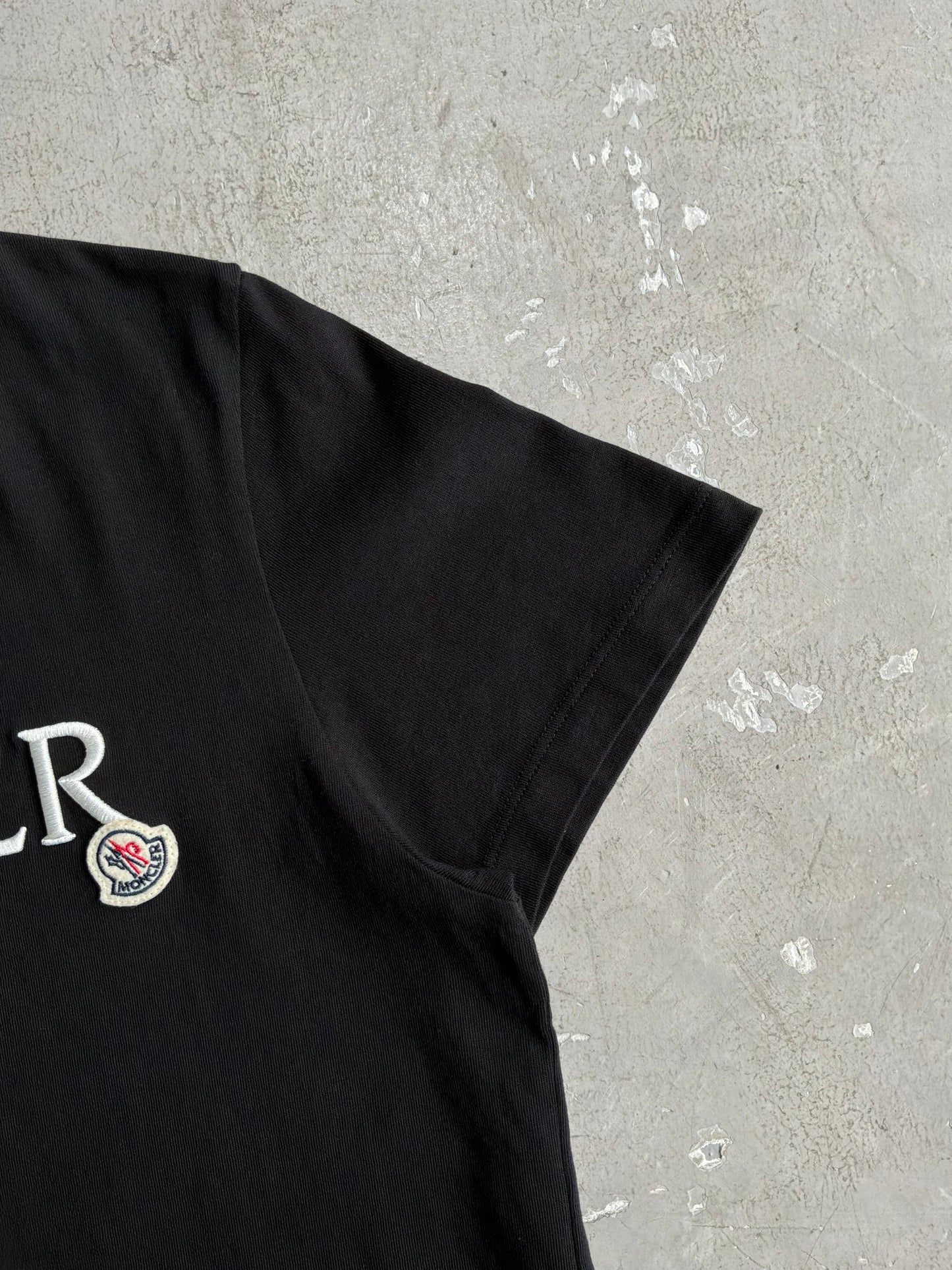 Moncler Script With Logo Balck Tee